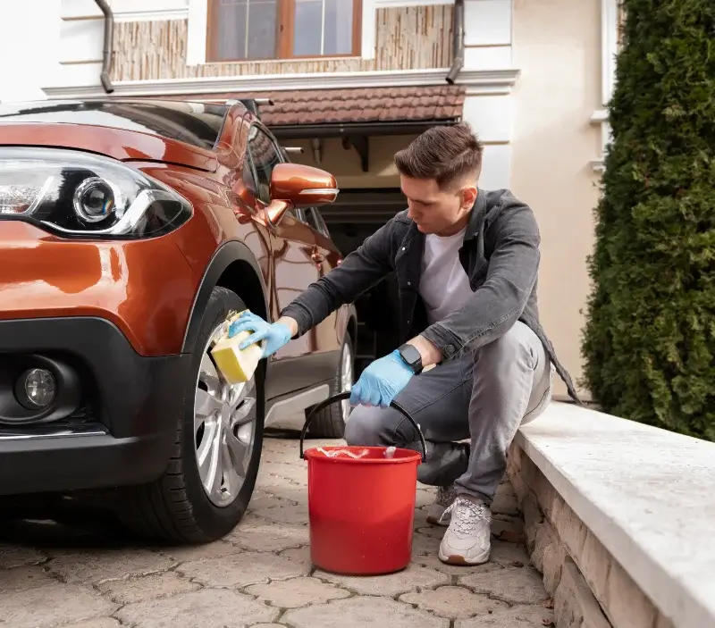 Lavage auto à domicile Chemillé-en-Anjou : professionnel intervenant sur un véhicule